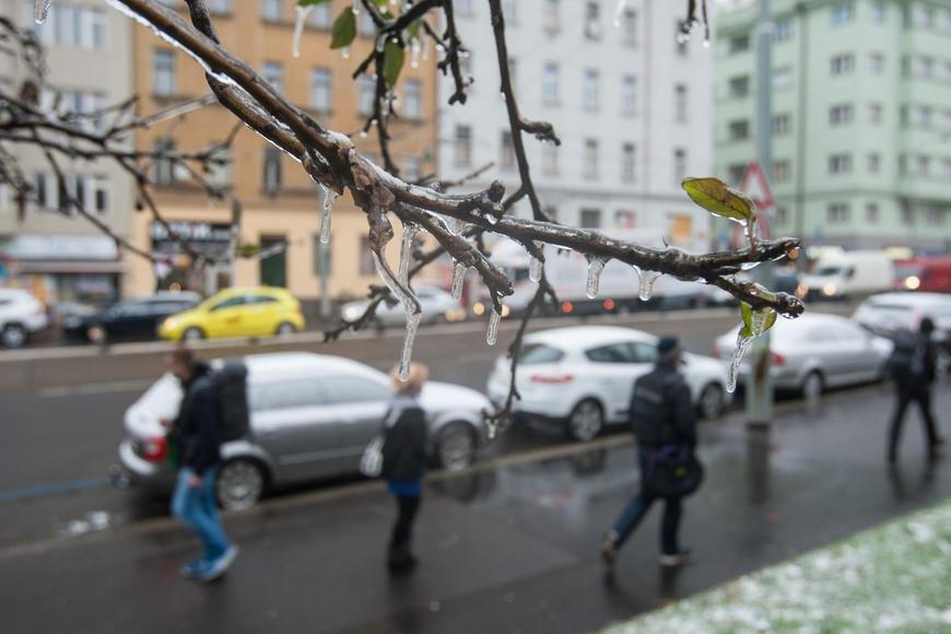 Zrádná ledovka se přesouvá na západ Česka. Meteorologové řekli, kde všude bude sněžit