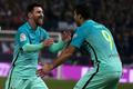 Lionel Messi a Luis Suárez z Barcelony slaví gól v síti Atlética Madrid