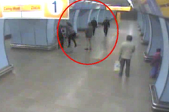 Žena lezla v metru po štaflích, pak se strhla mela se strážníky