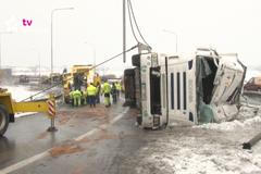Pražskou dopravní tepnu zastavil převrácený kamion. Dopravu blokoval 12 hodin
