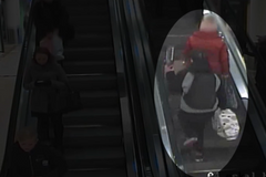 Kamery zachytily zloděje Lega na útěku. S krabicemi stavebnice si vesele poskakoval