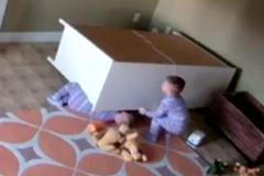 Dvouletý chlapec zachránil své dvojče, na které spadl prádelník