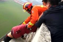 Hasič na poslední chvíli zachytil muže, který se chystal skočit z 30 patra