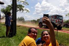 Dakar je tu, uděláme si selfíčko! Nejslavnější rallye světa začala skoky a vodní lázní s bahnem