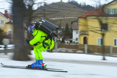 To je jízda. Lyžař si na záda nasadil trysky a prosvištěl městem
