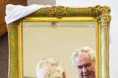 Miloš Zeman dary kraje zrcadlo v pozlaceném rámu Krovéhradecký