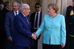 Německá kancléřka Angela Merkelová a tuniský prezident Kaíd Sibsí.