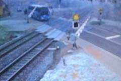 Video: Autobus riskoval tragédii na přejezdu