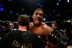 Jako bájný Fénix. Joshua už ležel na zemi, pak ale dokázal Kličkovi připravit potupu