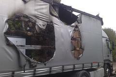 Kamion strhl v pražské Švehlově ulici trolej