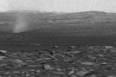 Vozítko Curiosity zachytilo prašné víry letící nad povrchem Marsu