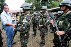 Filipíny - Ministr obrany a vojáci na ostrově Jolo