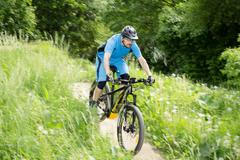 FOTO: Jak se testovala elektrokola. Kdo říkal, že neumí létat? My jsme je zvedli parádně vysoko