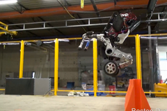 Google představil nového robota, umí skákat i chodit po schodech