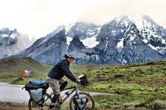 Jiří Bína jezdí dvacet let kolem světa na starém kole. Podíval se s ním na Aljašku i do Austrálie