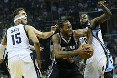 Kawhi Leonard ze San Antonia proniká do obrany Memphisu