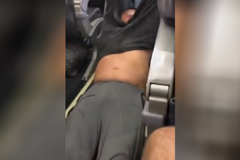 Posádka United Airlines násilím vyvedla pasažéra z přeplněného letadla