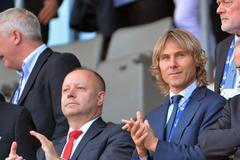 Petr Fousek a Pavel Nedvěd na tribuně při ME hráčů do 21 let v Praze