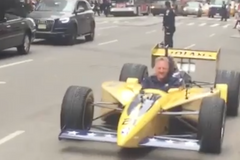 Larry Bird oslovil NBA projížďkou ve formuli