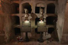 Boris Johnson v kryptě klade věnec