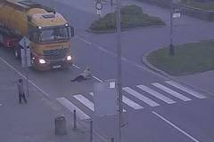Opilá žena spadla před kamion, řidič stačil zastavit. Incident zachytila kamera
