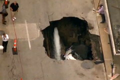 Pár zaparkoval v centru St. Louis. Když se vrátil, našel auto v díře plné vody