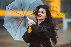 Dívka s deštníkem