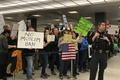 Protesty proti Trumpovi, Dullesovo letiště ve Washingtonu, leden 2017