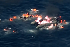 Migrantům náhle začal hořet člun. Museli okamžitě naskákat do moře