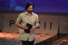 Ondřej Nezbeda přebírá cenu za Objev roku (Magnesia Litera)