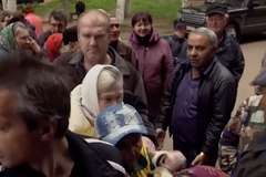 Chudí Rusové čekají každý měsíc hodinové fronty na chleba zdarma