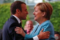 Emmanuel Macron a Angela Merkelová v Berlíně.