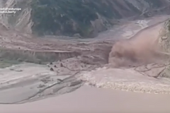 Obří sesuv půdy v Tádžikistánu zavalil údolí