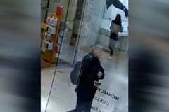 Trojice mužů si rozdělila úkoly a ukradla špičkový počítač přímo z prodejny