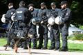 Němečtí policisté na demonstraci proti summitu G20.