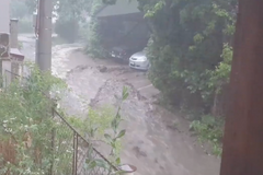 Prudké deště zasáhly Všenory na Berounce. Samotné ulice se proměnily v řeku