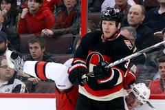 NHL, Marc Methot (Ottawa) - Jiří Tlustý (Carolina)