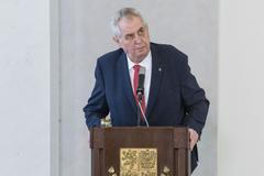 Miloš Zeman oznámil kandidaturu na prezidenta - jeho TK, aktivisté před Hradem