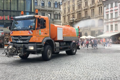 Vedra v Praze. Turisty v centru města zchladil kropící vůz