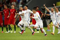 Fotbalisté Chile slaví vítězství v semifinále Poháru FIFA s Portugalskem