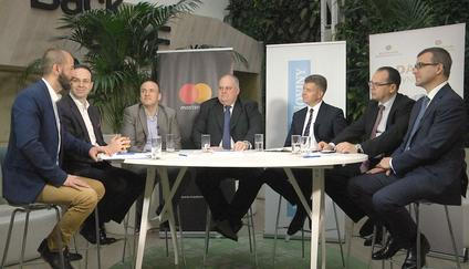 Kulatý stůl: Jaká je budoucnost bankovek a mincí? Bezhotovostní platby je nevytlačí