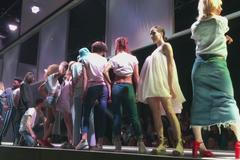 Baťa vyslal modelky a modely na přehlídkové molo. Chce být víc cool