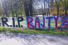 Fanoušci Plzně uctívají památku na Františka Rajtorala před stadionem Viktorie