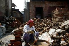 Foto: Nepálci opravují domy i chrámy. Zemětřesení před dvěma roky zničilo také slavné muzeum