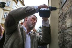 I na vašem domě se může objevit štítek připomínající neznámé oběti komunismu. O co jde? Podívejte se