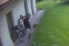 Drzý zloděj ukradl ze zahrady domu kolo za desetitisíce. Majitel byl přitom doma