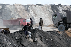 Živí je přebírání odpadního uhlí. Vydělají si za den 160 korun