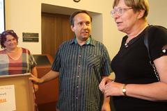 Předávání petice proti přijetí kariérního řádu pro učitele