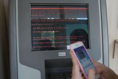 Vzkaz hackerů na bankomatu v Kyjevě.