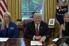 Donald Trump volal do kosmu. Pogratuloval kosmonautce k rekordu ve vesmíru